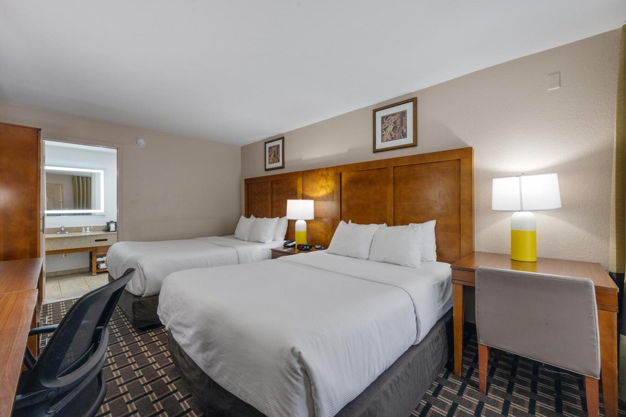 Comfort Downtown - Music Center 3*