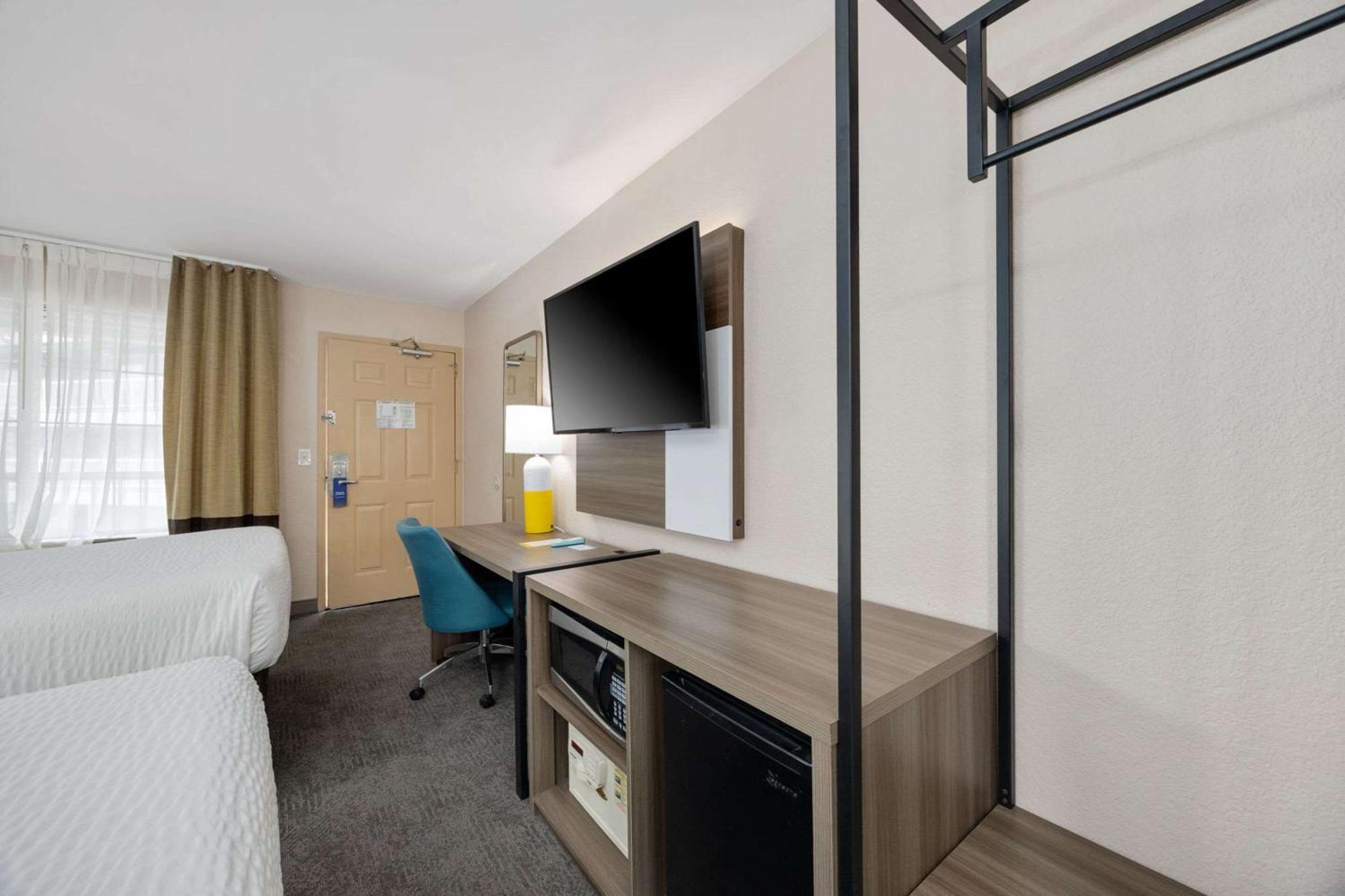 Comfort Downtown - Music Center 3*